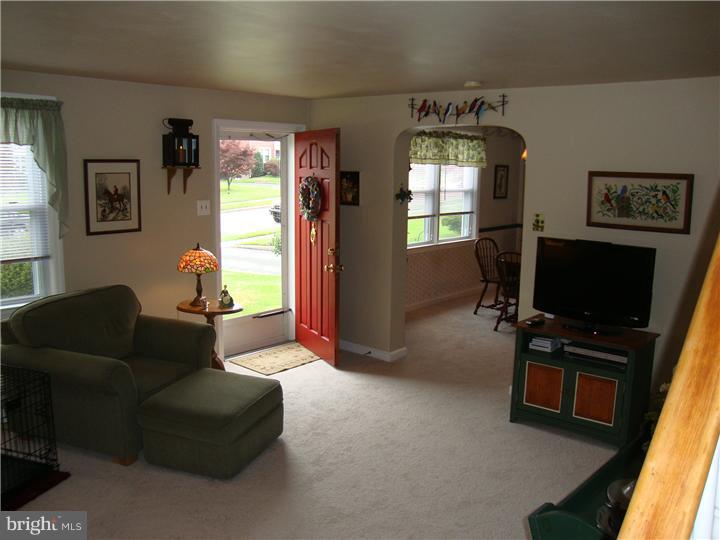549 Scenic Road Springfield, PA 19064 - Photo 10 of 20 Living Room