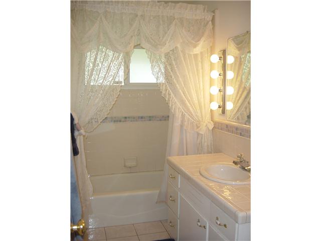 3122 Roadrunner Road San Marcos, CA 92078 - Photo 12 of 24 Hall bath is a full bath