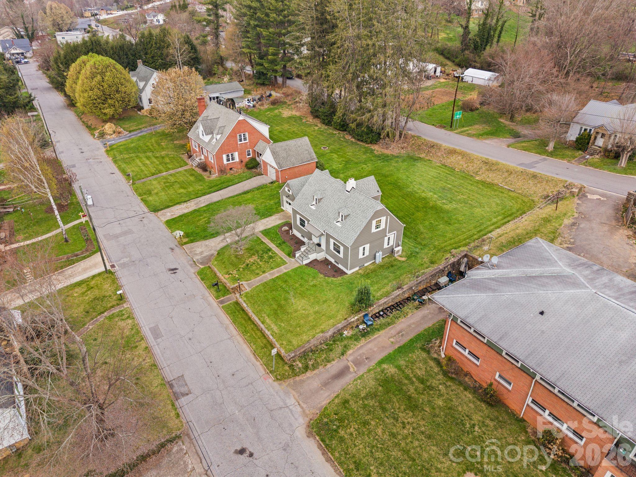 121 Johnson Street Canton, NC 28716 - Photo 31 of 32 an aerial view of a tennis ground and a cars park side of the road
