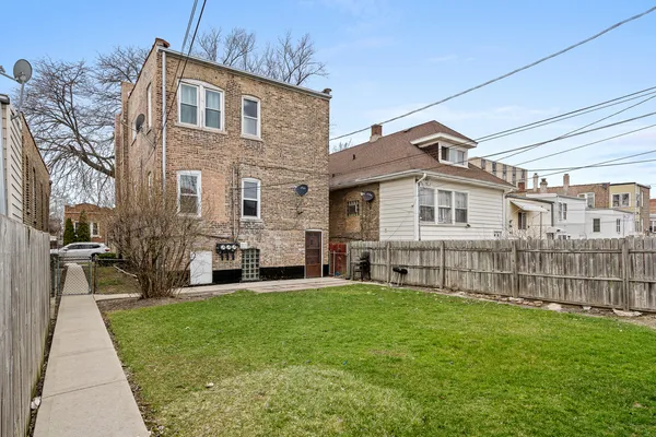 a view of house with a yard
