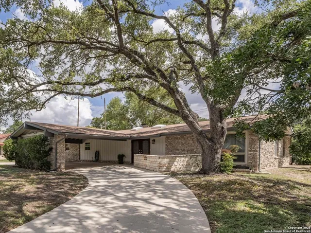 $337,500 | 8722 Midcrown Drive, Windcrest, TX 78239