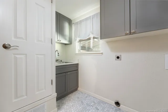 $337,500 | 8722 Midcrown Drive, Windcrest, TX 78239