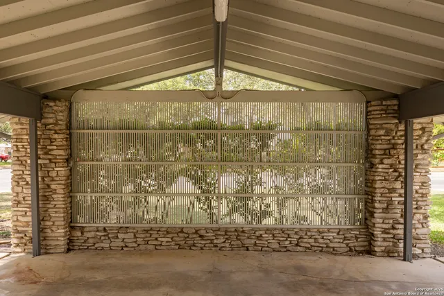 $337,500 | 8722 Midcrown Drive, Windcrest, TX 78239