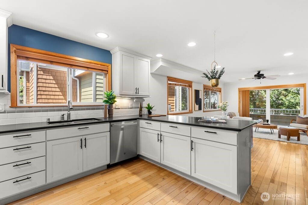 806 North 49th Street Seattle, WA 98103 - Photo 6 of 28