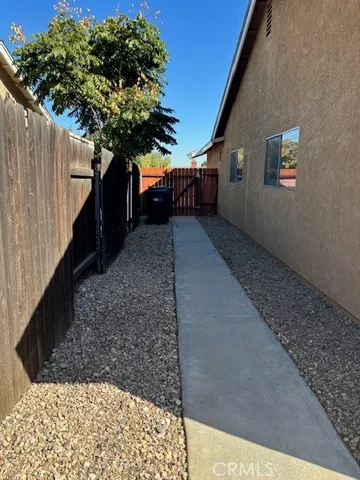 a view of a backyard