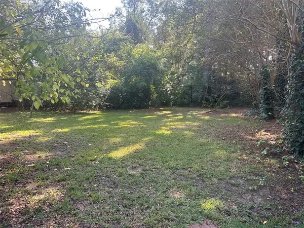 a view of a yard with a house