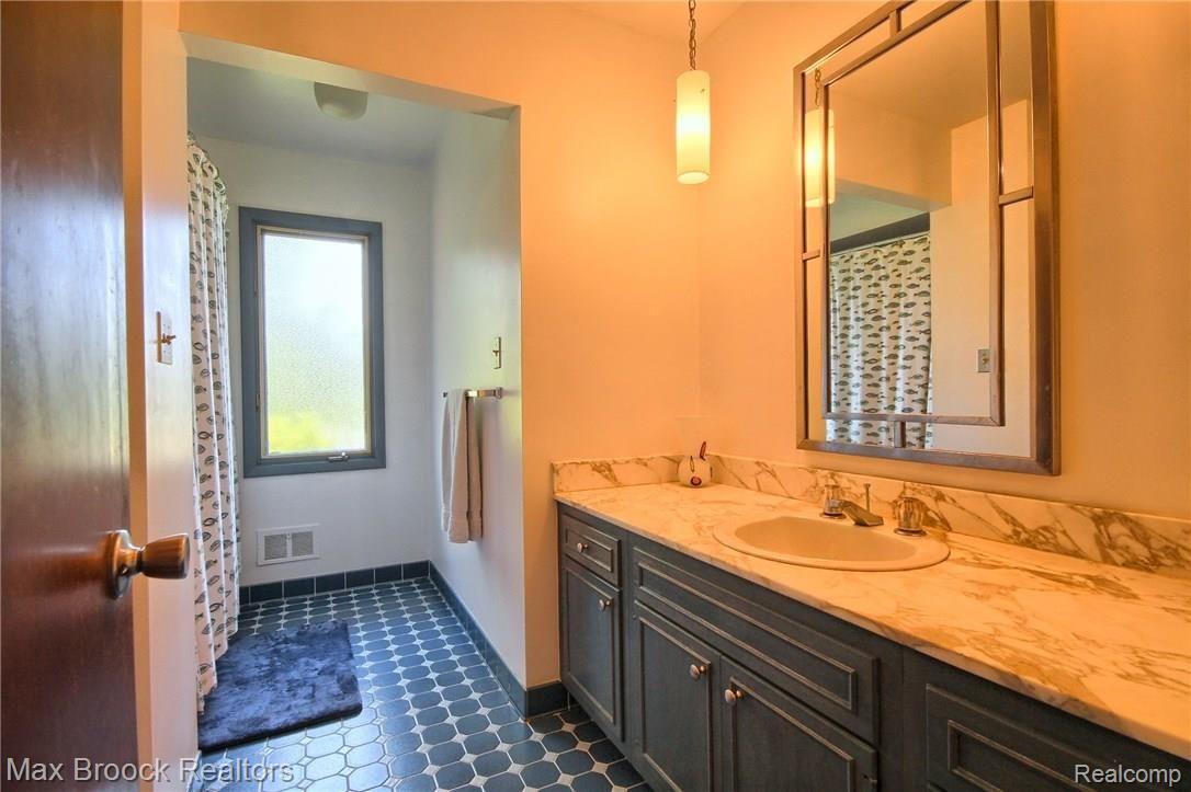 4560 Brightmore Road Bloomfield Hills, MI 48302 - Photo 19 of 29 Bathroom.jpg