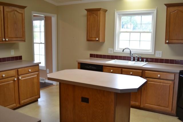 1528 Merriman Way Road Moneta, VA 24121 - Photo 3 of 21 kitchen