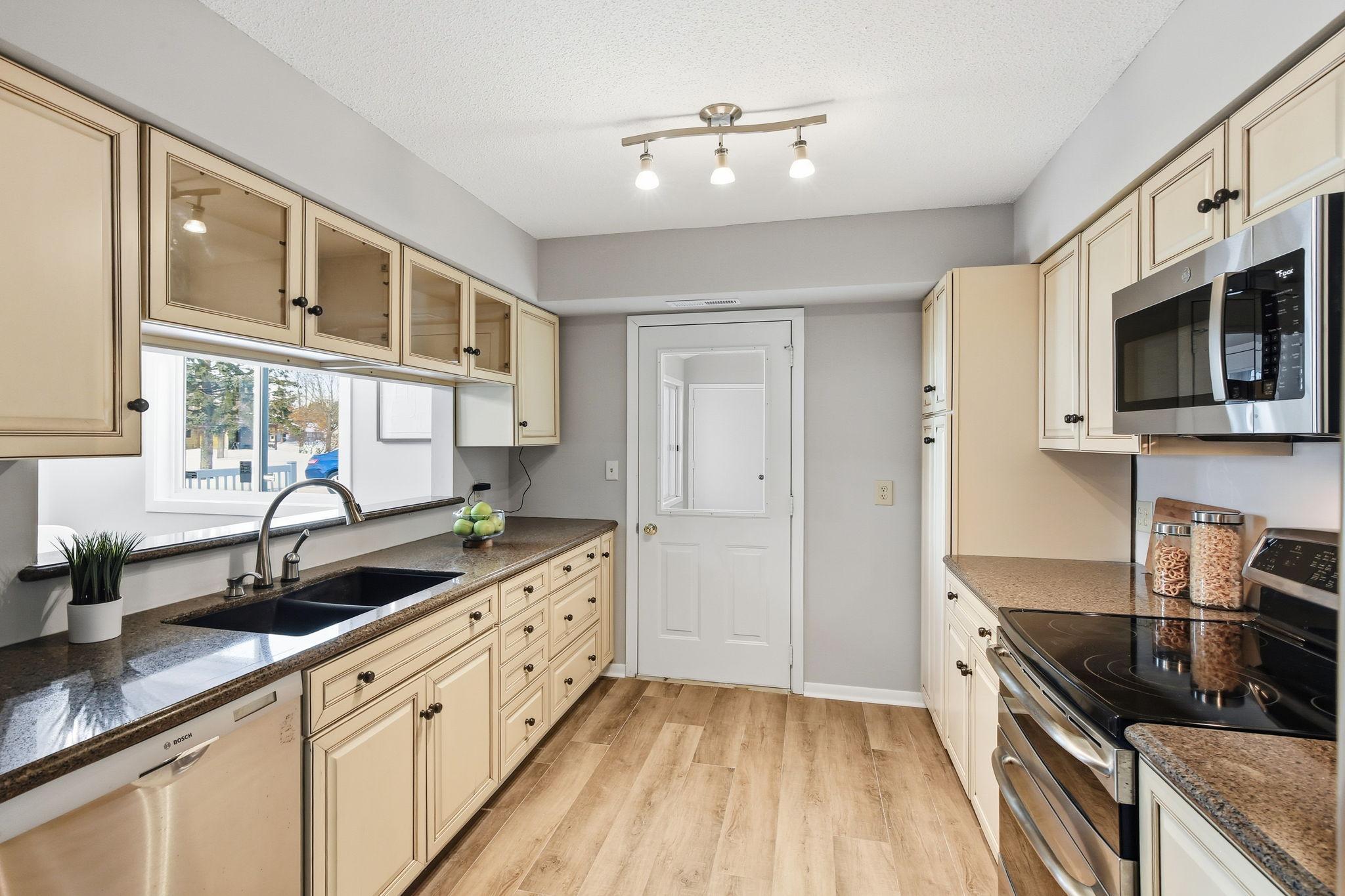 15730 Griffon Path Apple Valley, MN 55124 - Photo 9 of 26