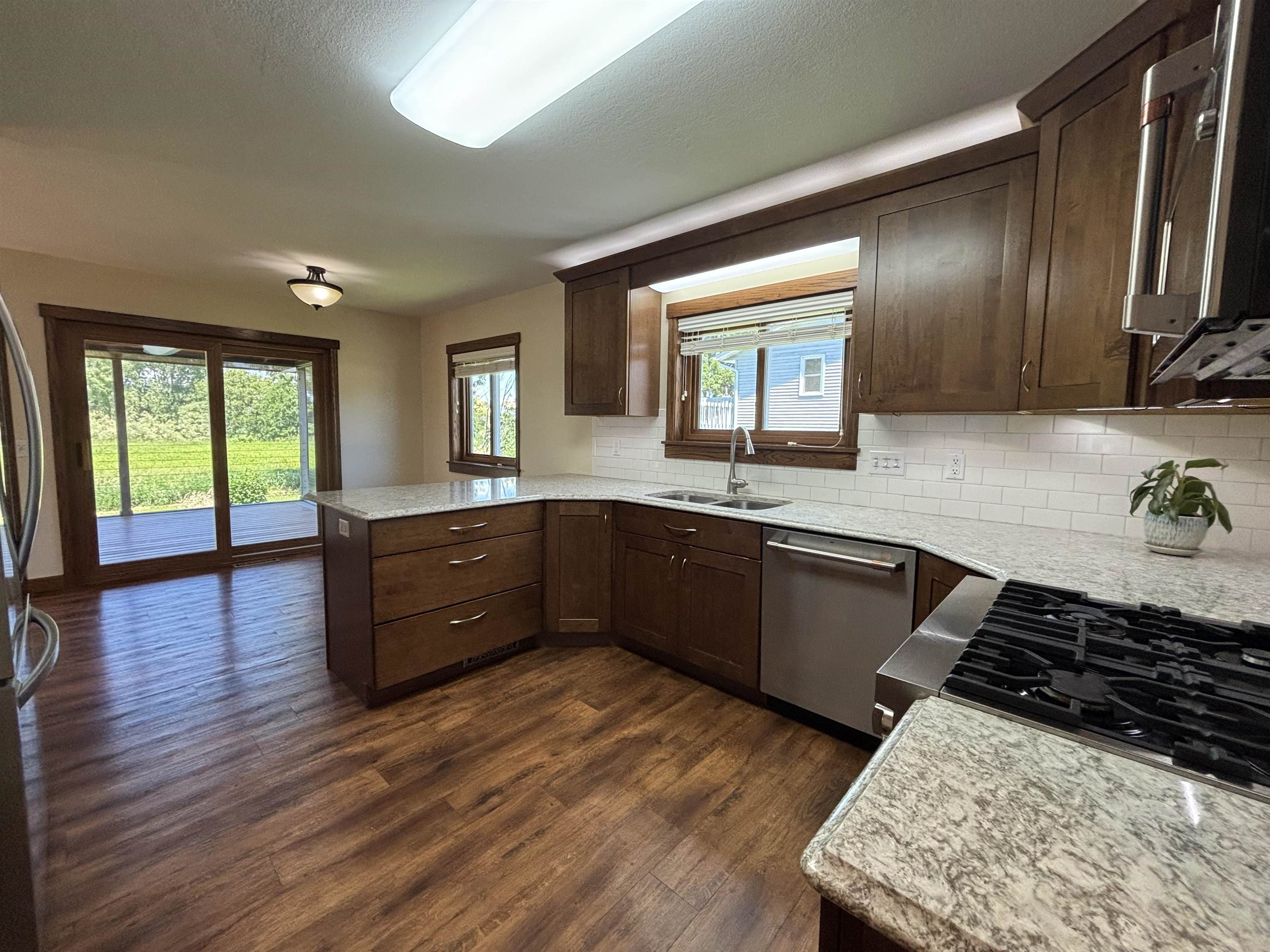 910 Riverview Court Marshall, WI 53559 - Photo 10 of 33