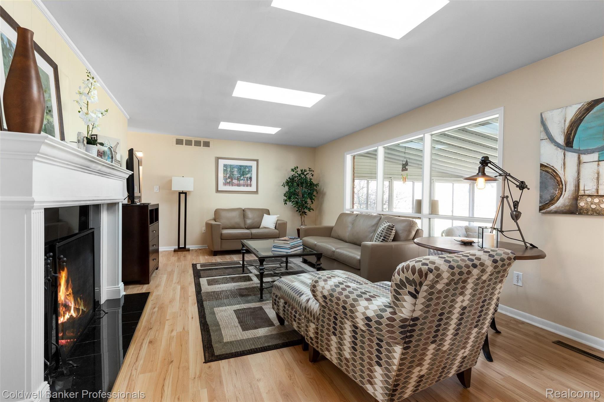 951 North Reading Road Bloomfield Hills, MI 48304 - Photo 9 of 29 Living Room 3.jpg
