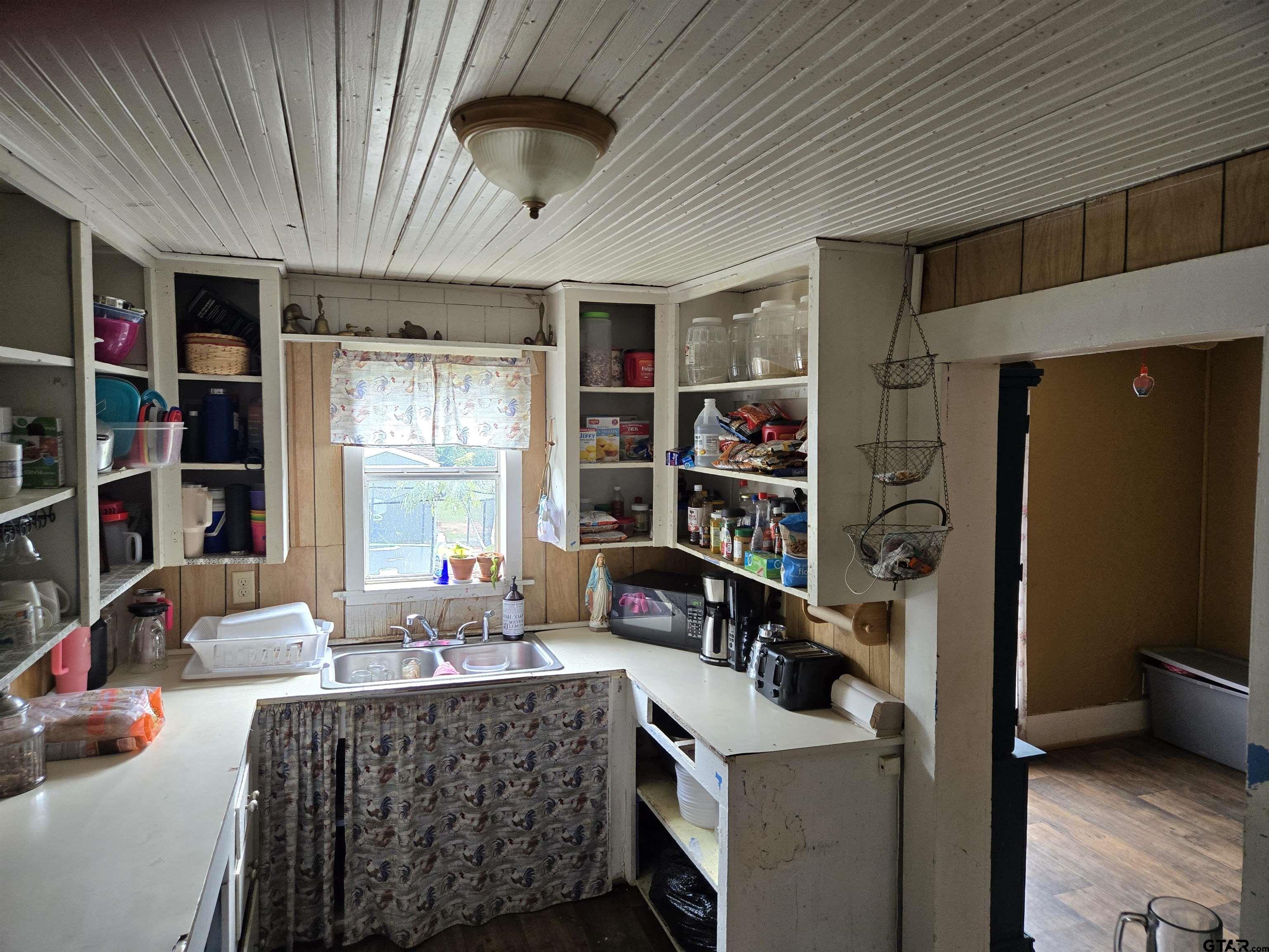 151 Joplin Rusk, TX 75785 - Photo 9 of 17 a living room with furniture and a book shelf