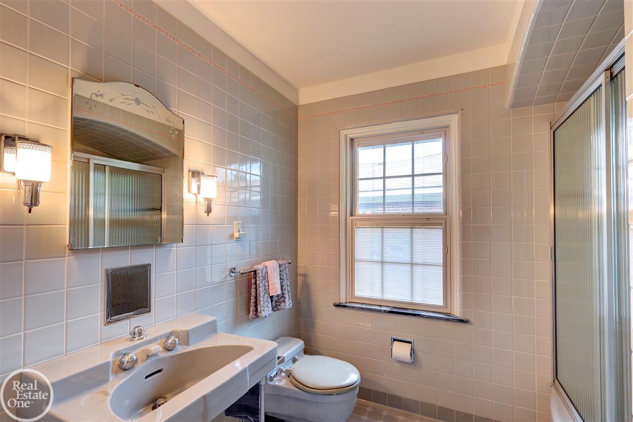 1160 South Renaud Road Grosse Pointe, MI 48236 - Photo 11 of 48 31360469-10.JPG