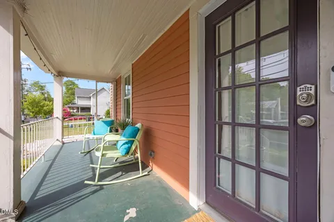 a view of a back yard