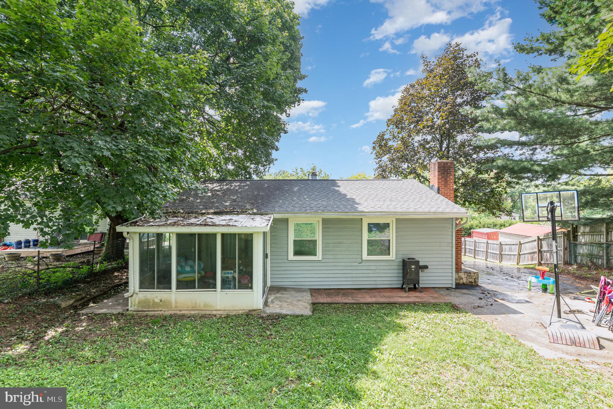 4606 Hillside Road Harrisburg, PA 17109 - Photo 23 of 24 Sunroom!