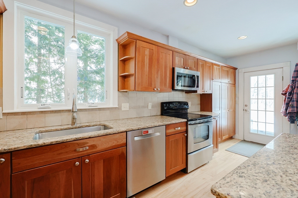 50 Riverside Place Walpole, MA 02081 - Photo 5 of 38