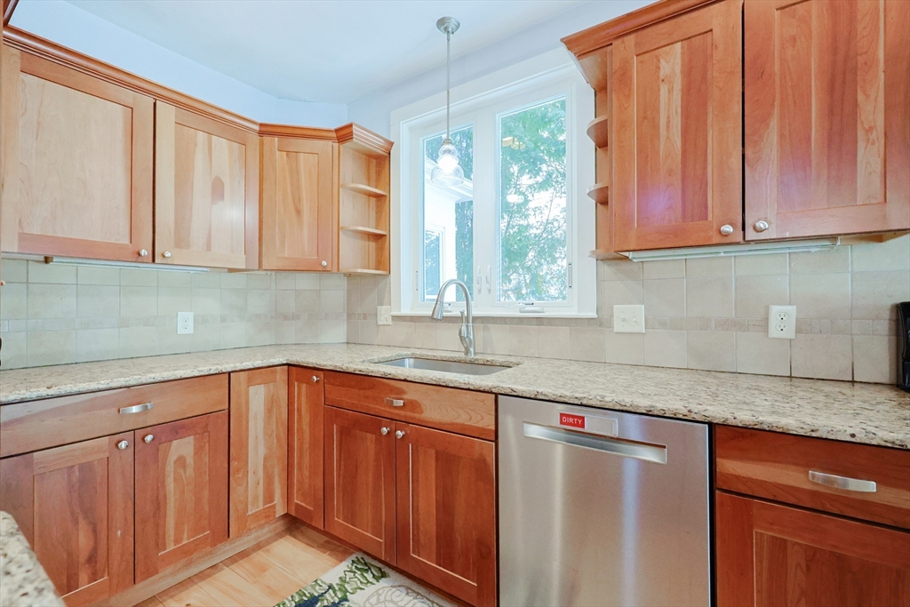 50 Riverside Place Walpole, MA 02081 - Photo 6 of 38