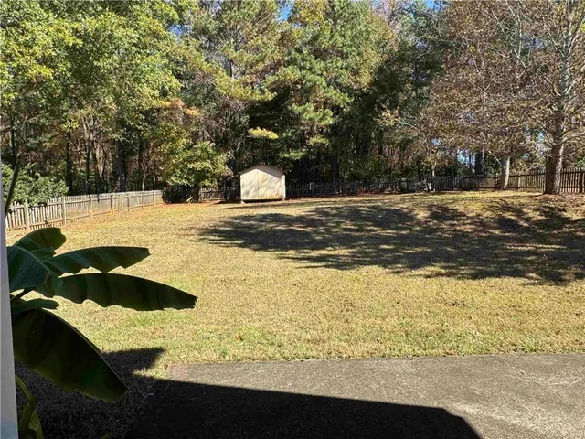 a view of back yard of the house