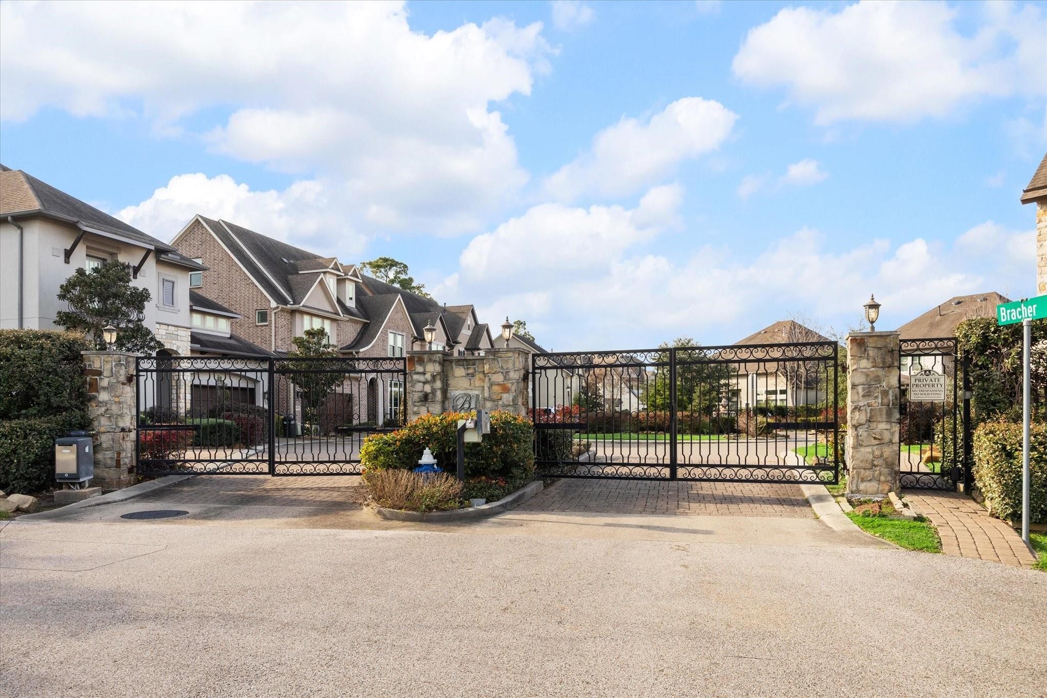1607 Pinot Circle Houston, TX 77055 - Photo 2 of 43 Gated community