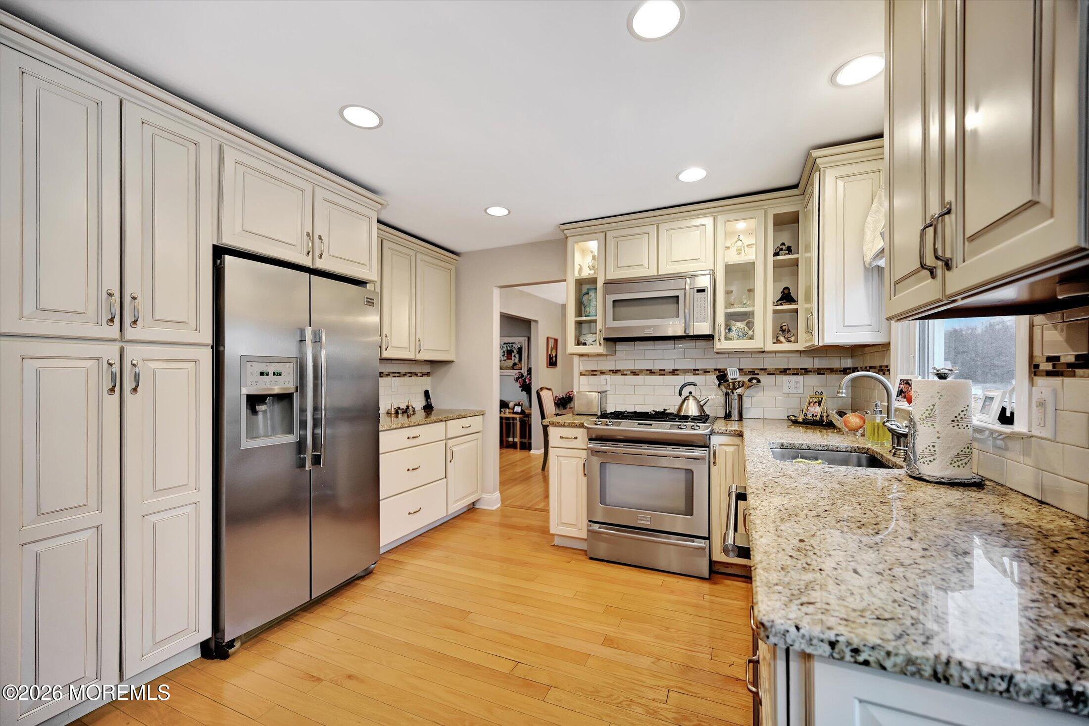 18 Devon Drive Manalapan, NJ 07726 - Photo 12 of 40 09-Kitchen