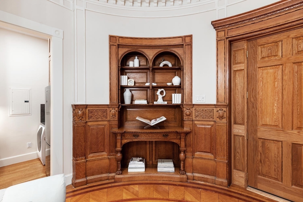 261 Marlborough Street, Unit 4R Boston, MA 02116 - Photo 11 of 36 a view of a door with a door