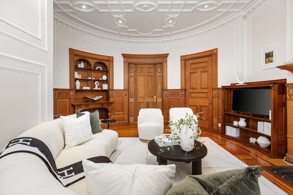 261 Marlborough Street, Unit 4R Boston, MA 02116 - Photo 8 of 36 a living room with furniture and a flat screen tv