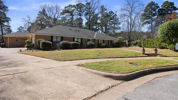 a view of a yard in front of a house