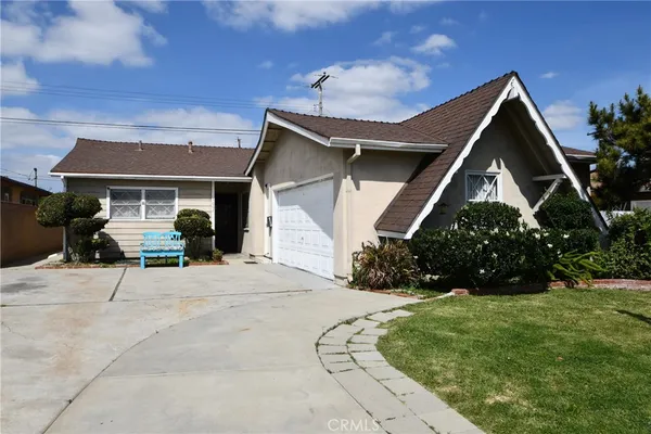 a view of house and yard with green space