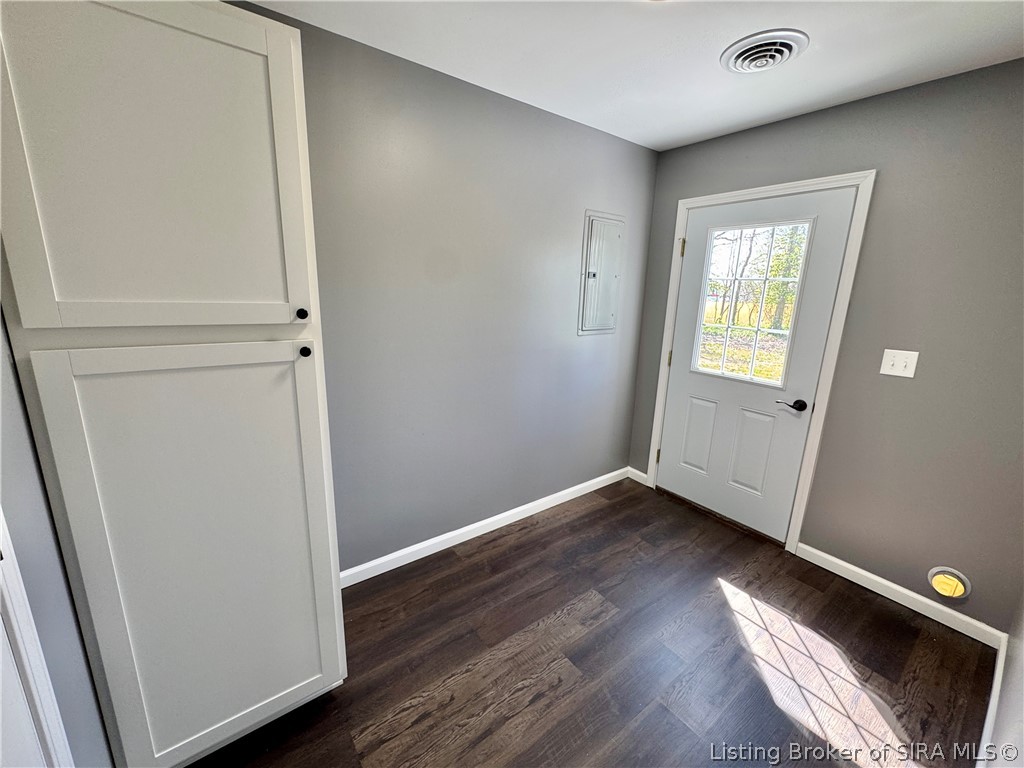 358 Oak Street Austin, IN 47102 - Photo 22 of 23 Laundry/Mud Room