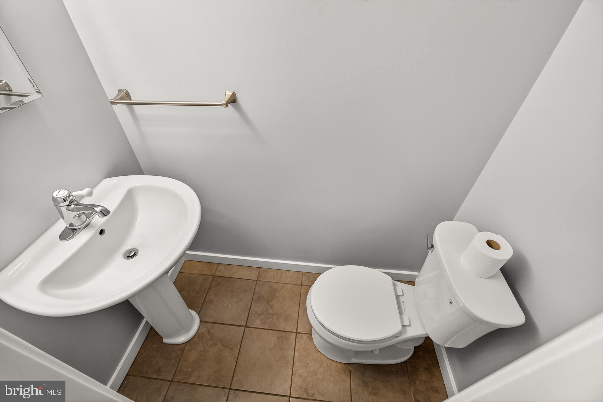 19346 Keymar Way Gaithersburg, MD 20886 - Photo 16 of 41 Powder room