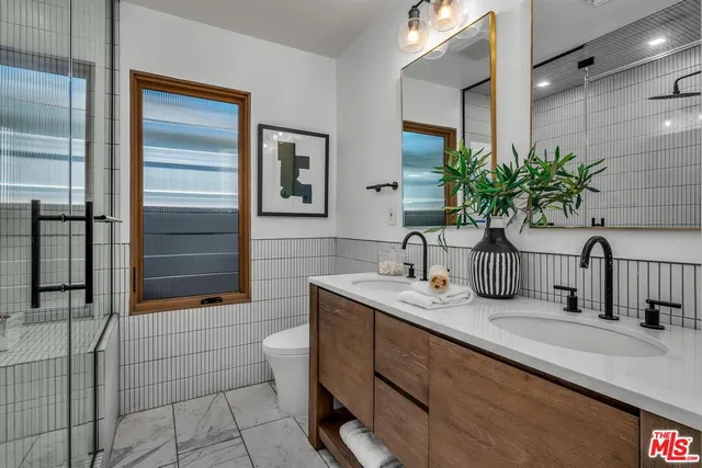 $1,375,000 | 16645 West Magnolia Boulevard, Encino, CA 91316