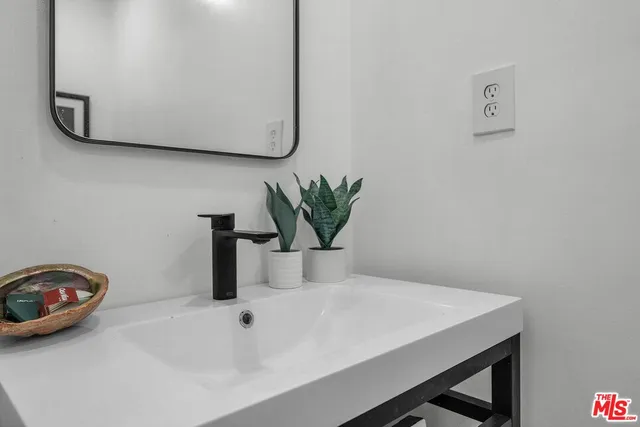 $1,375,000 | 16645 West Magnolia Boulevard, Encino, CA 91316