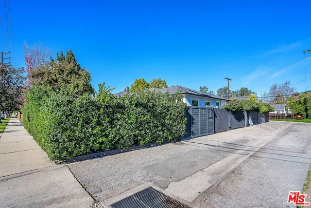 $1,375,000 | 16645 West Magnolia Boulevard, Encino, CA 91316