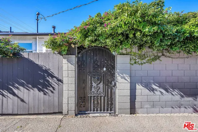 $1,375,000 | 16645 West Magnolia Boulevard, Encino, CA 91316