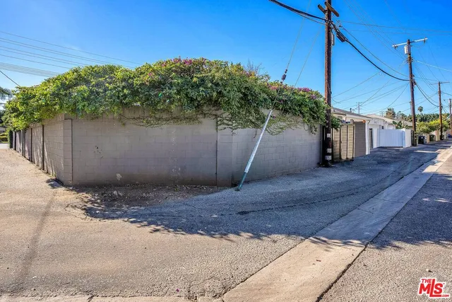 $1,375,000 | 16645 West Magnolia Boulevard, Encino, CA 91316