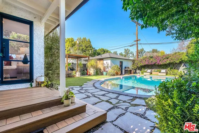 $1,375,000 | 16645 West Magnolia Boulevard, Encino, CA 91316