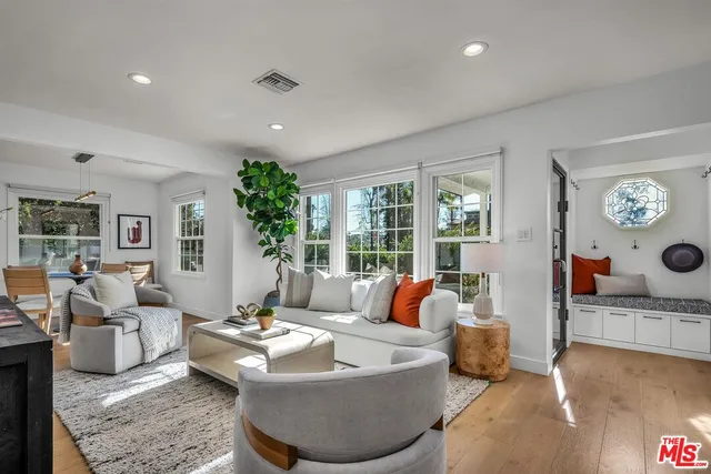 $1,375,000 | 16645 West Magnolia Boulevard, Encino, CA 91316