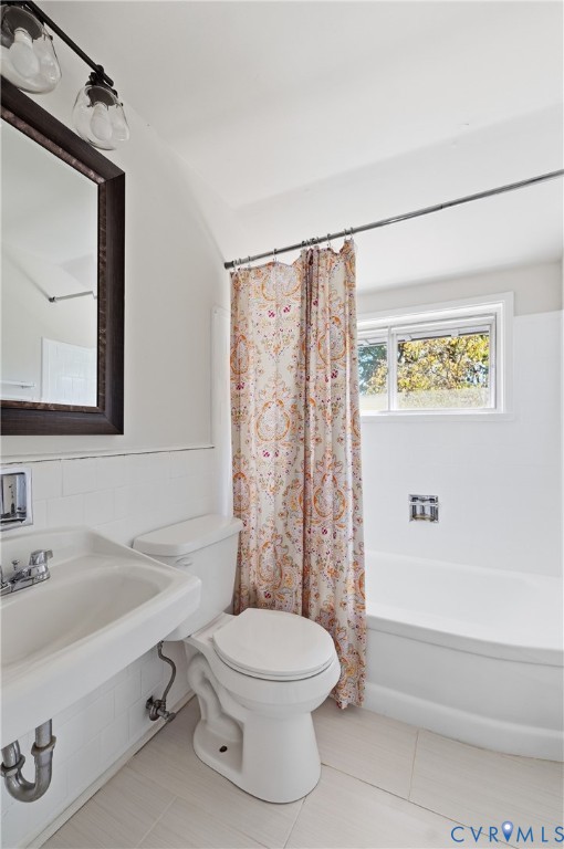 9207 Mapleway Road Richmond, VA 23229 - Photo 31 of 36 Bathroom featuring a wall-mounted sink, white bath