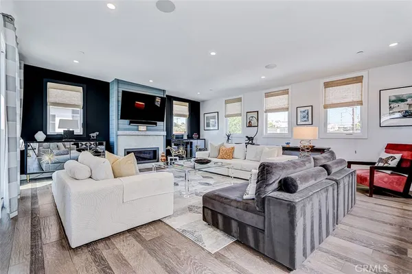 $3,095,000 | 1074 7th Street, Hermosa Beach, CA 90254