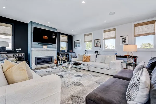 $3,095,000 | 1074 7th Street, Hermosa Beach, CA 90254