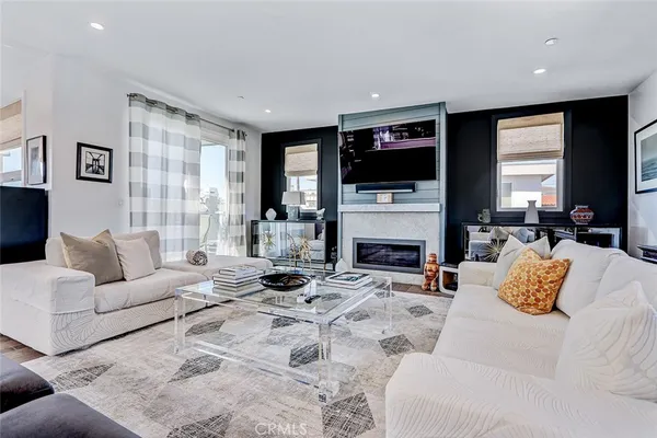 $3,095,000 | 1074 7th Street, Hermosa Beach, CA 90254