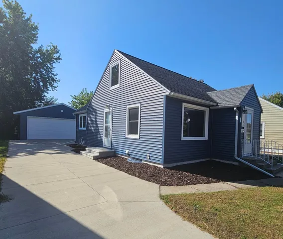 $215,000 | 1704 1st Avenue Southeast, Austin, MN 55912