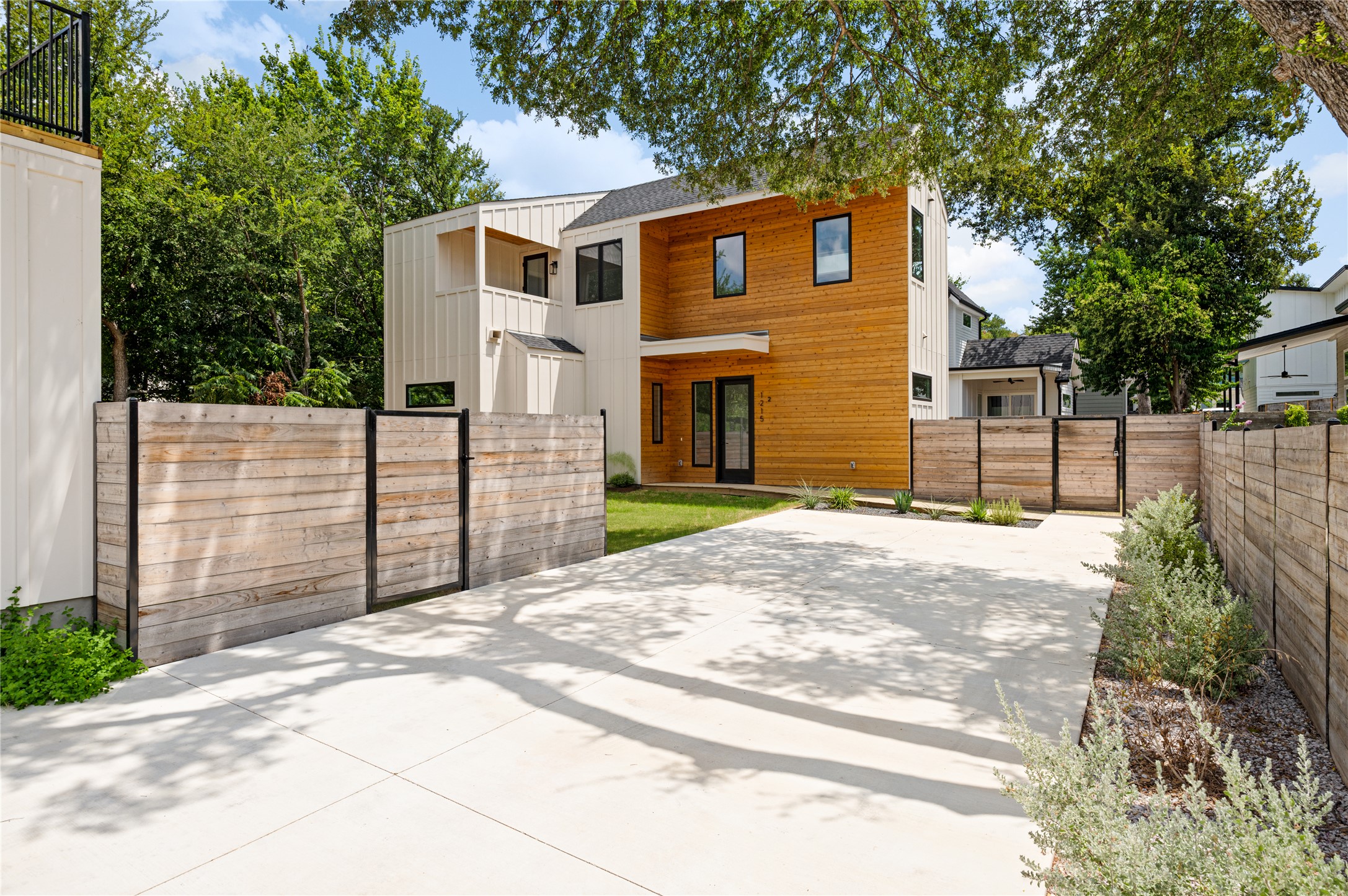 1215 Fort Branch Boulevard, Unit 2 Austin, TX 78721 - Photo 2 of 31 Gallery Image 2