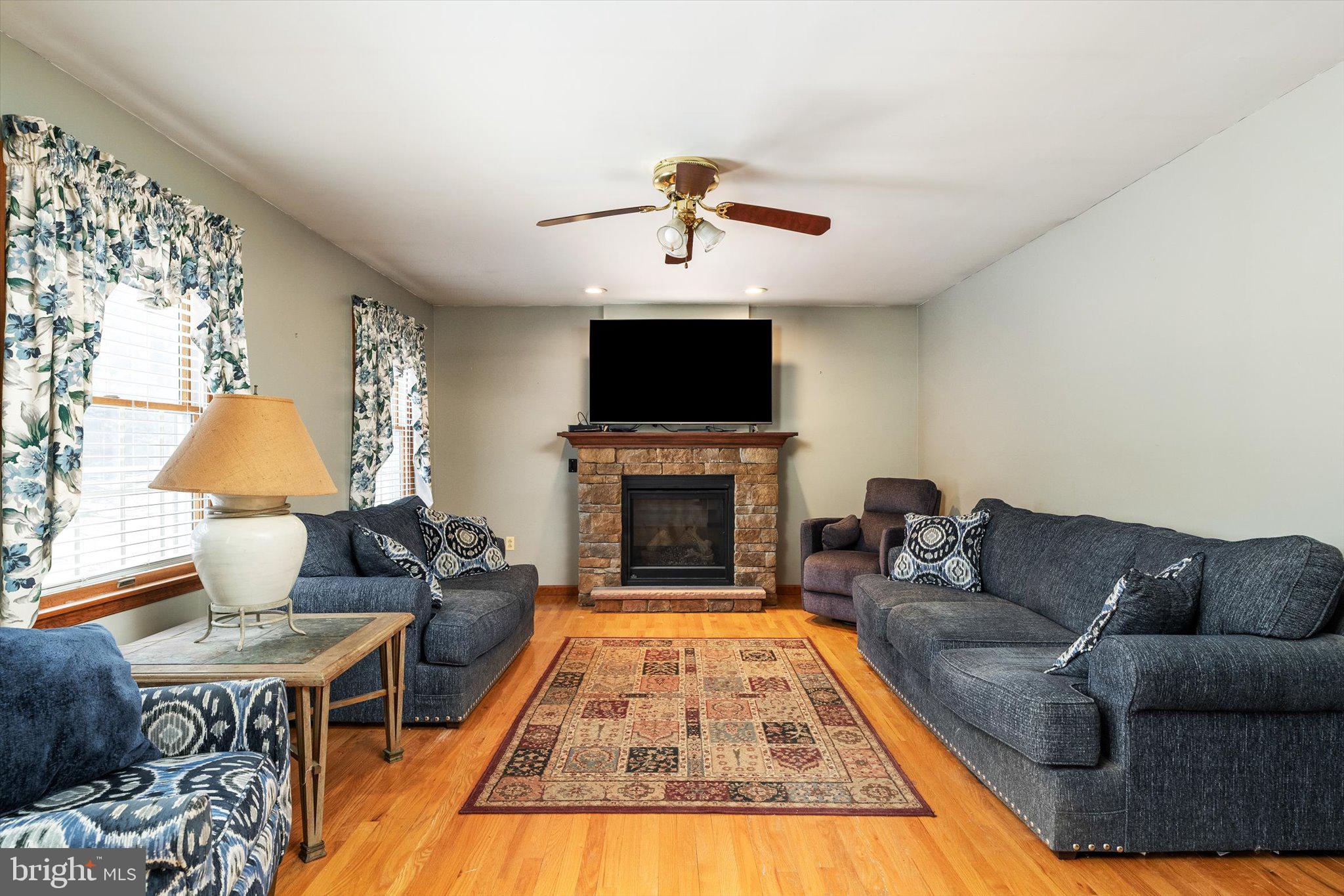 130 Hopkins Road New Egypt, NJ 08533 - Photo 3 of 35 Living room