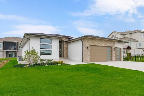 $645,000 | 16642 South Hall Street, Olathe, KS 66062