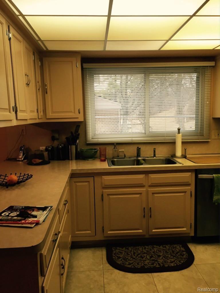 35371 Spring Hill Road Farmington, MI 48331 - Photo 6 of 14 Kitchen view