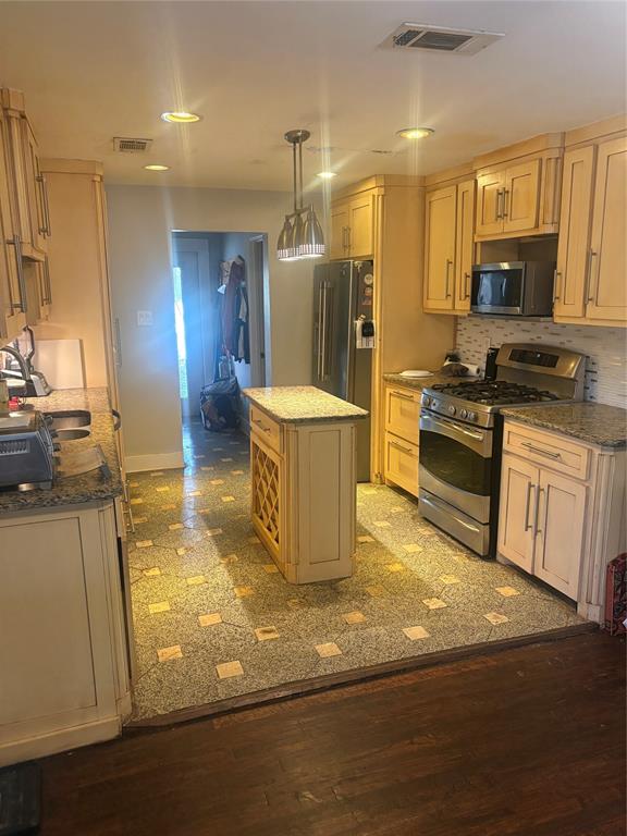 106 East Shady Grove Road Grand Prairie, TX 75050 - Photo 6 of 16