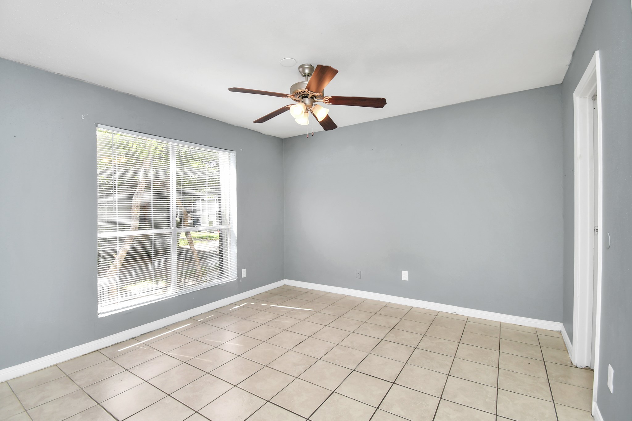 5959 Bonhomme Road, Unit 192R Houston, TX 77036 - Photo 22 of 26 a view of an empty room with a window