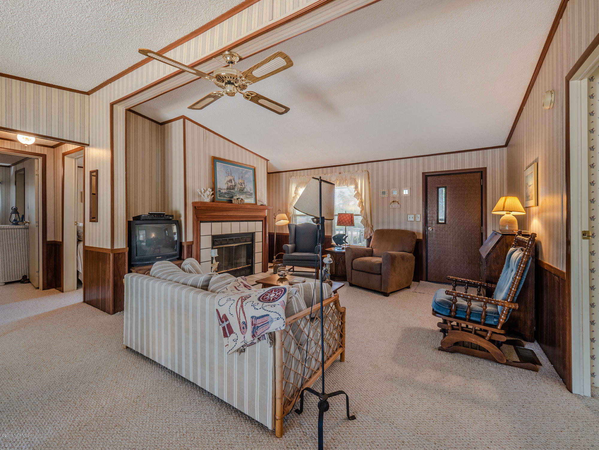 211 Doe Ridge Road Hampstead, NC 28443 - Photo 2 of 27 Living room