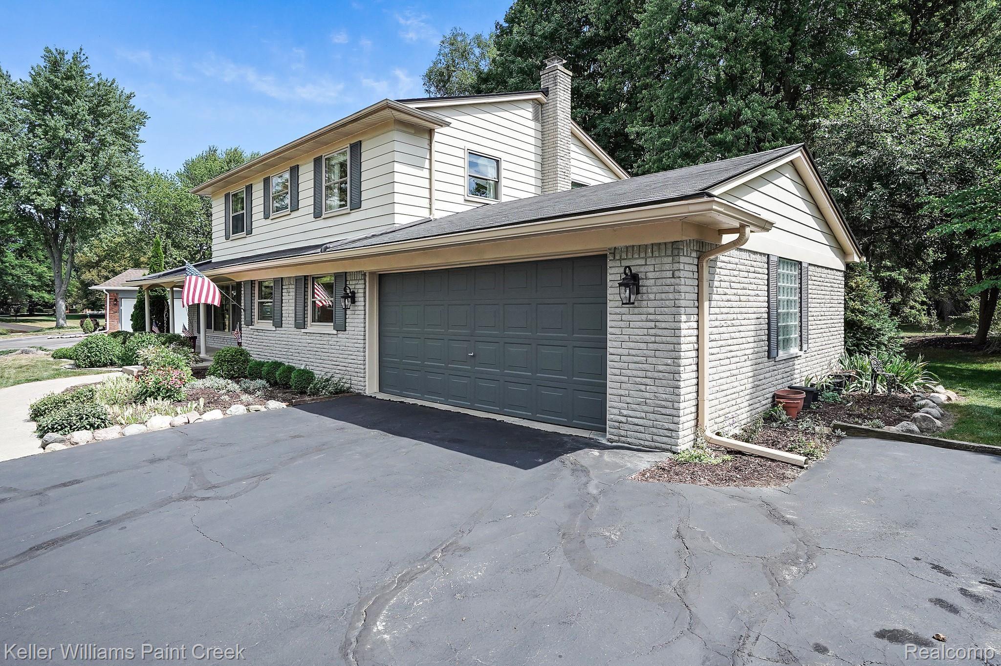 828 Fieldstone Drive Rochester, MI 48309 - Photo 4 of 42 Two-car garage and ample driveway space